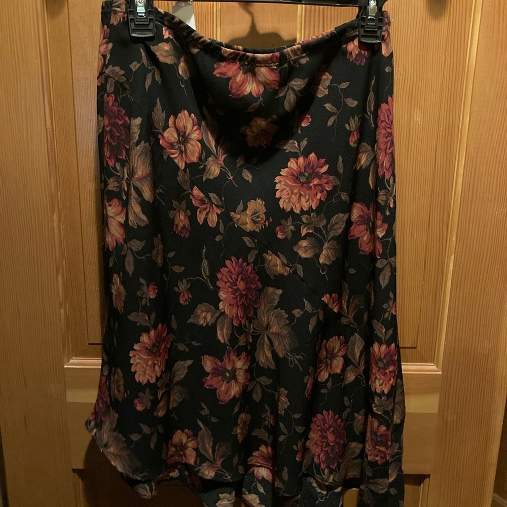 Lg floral skirt with asymmetric ruffle
